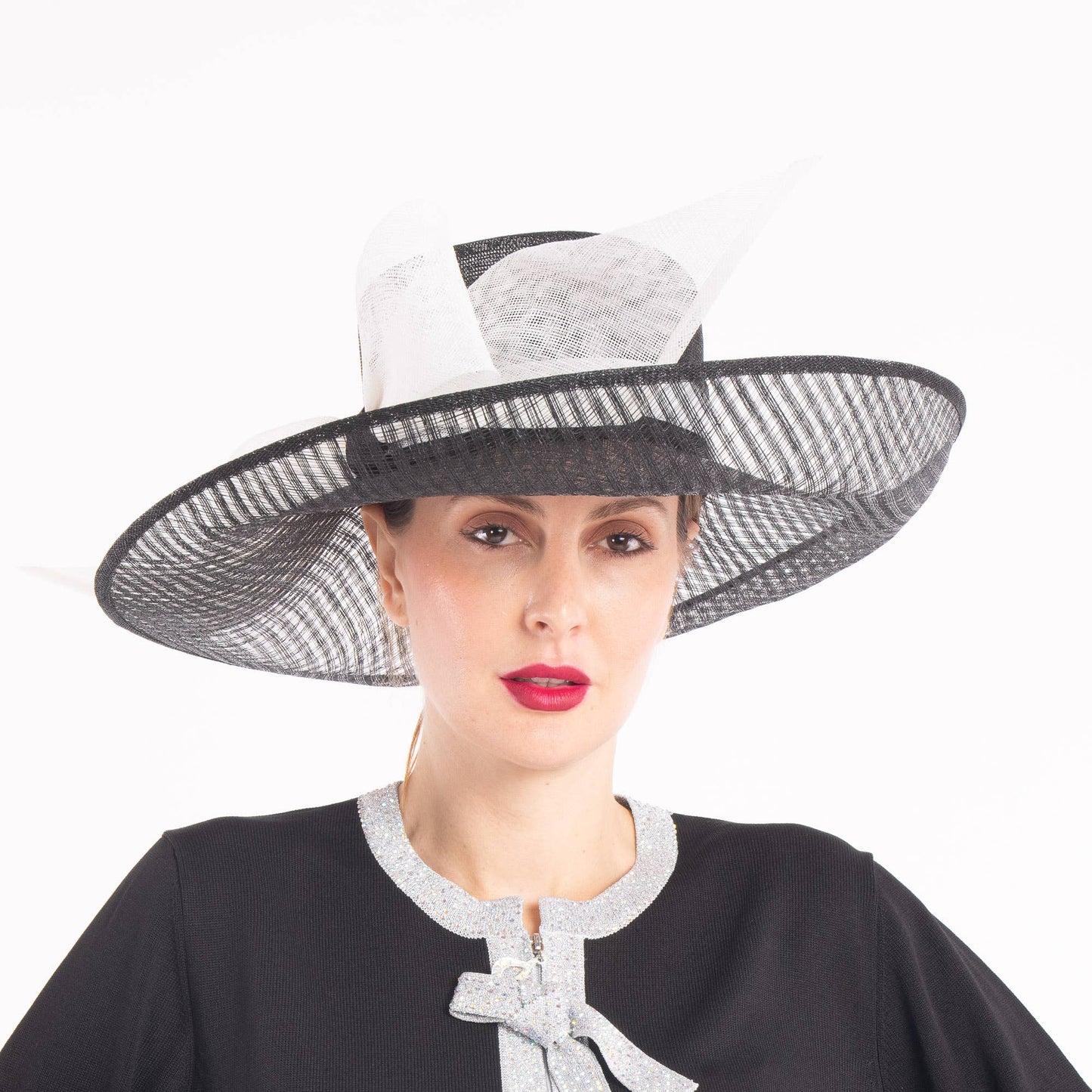 124010 | Sinamay base w/sinamay bow on the brim of the hat