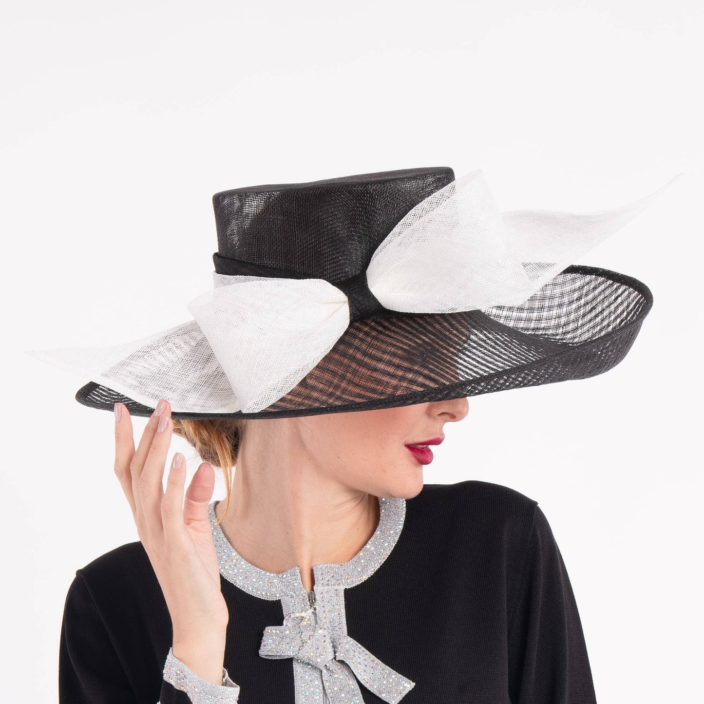 124010 | Sinamay base w/sinamay bow on the brim of the hat