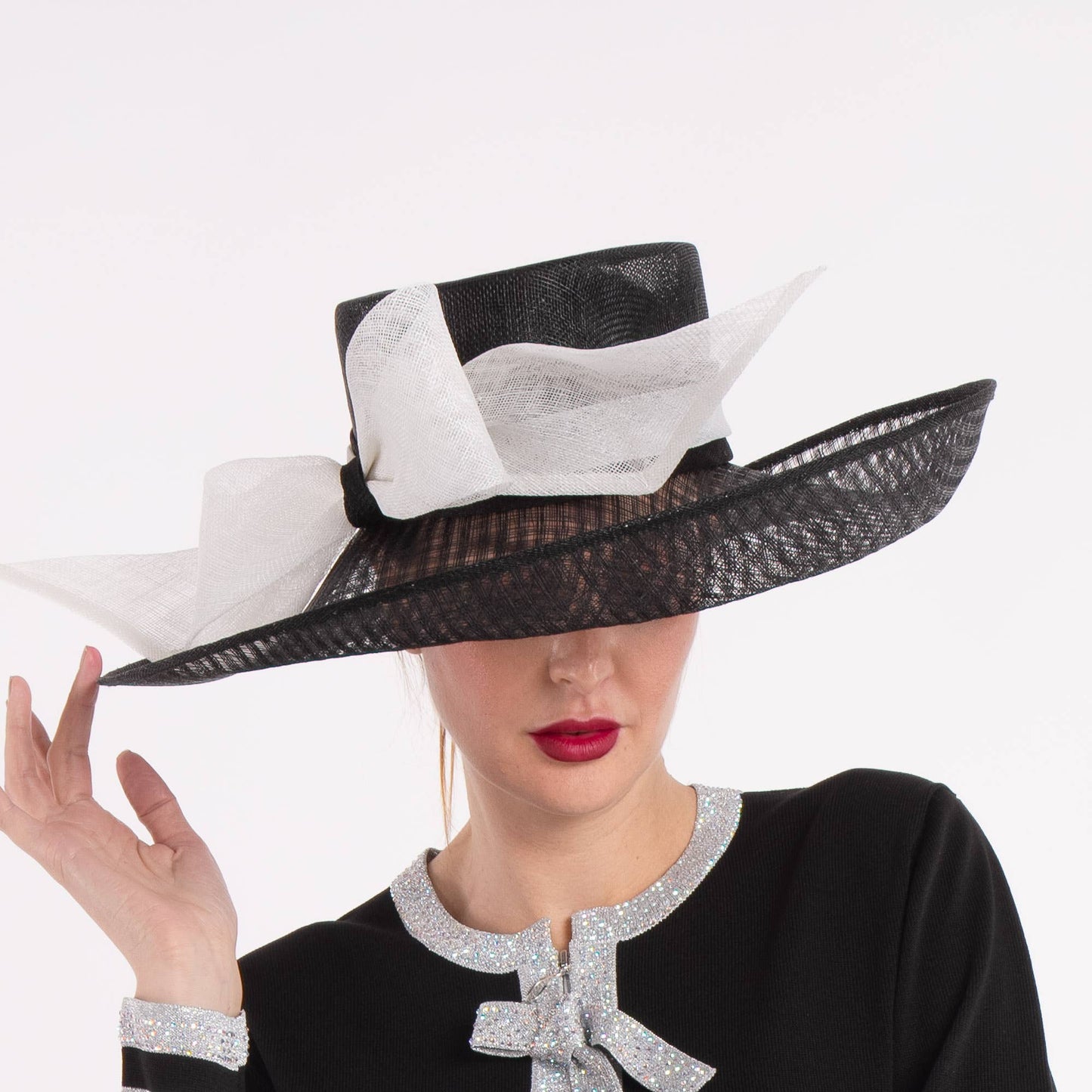 124010 | Sinamay base w/sinamay bow on the brim of the hat