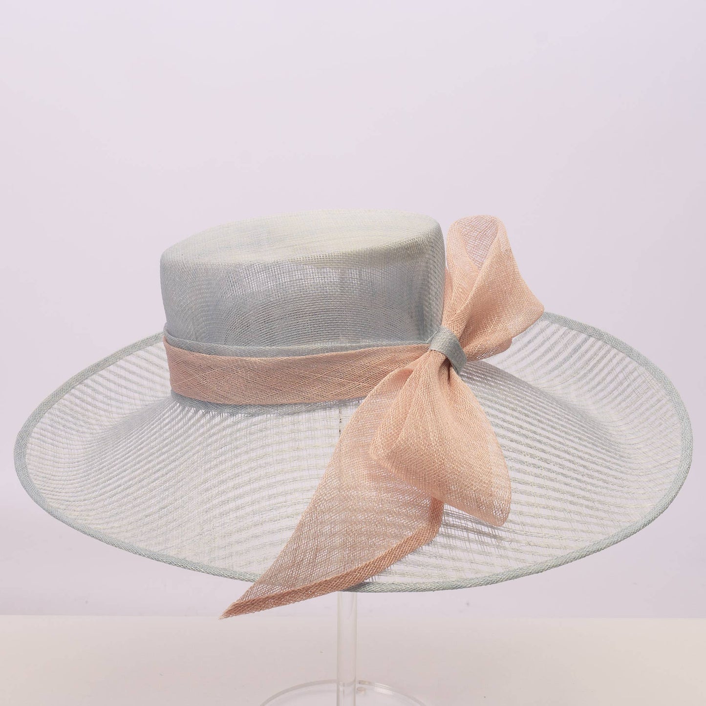 124010 | Sinamay base w/sinamay bow on the brim of the hat