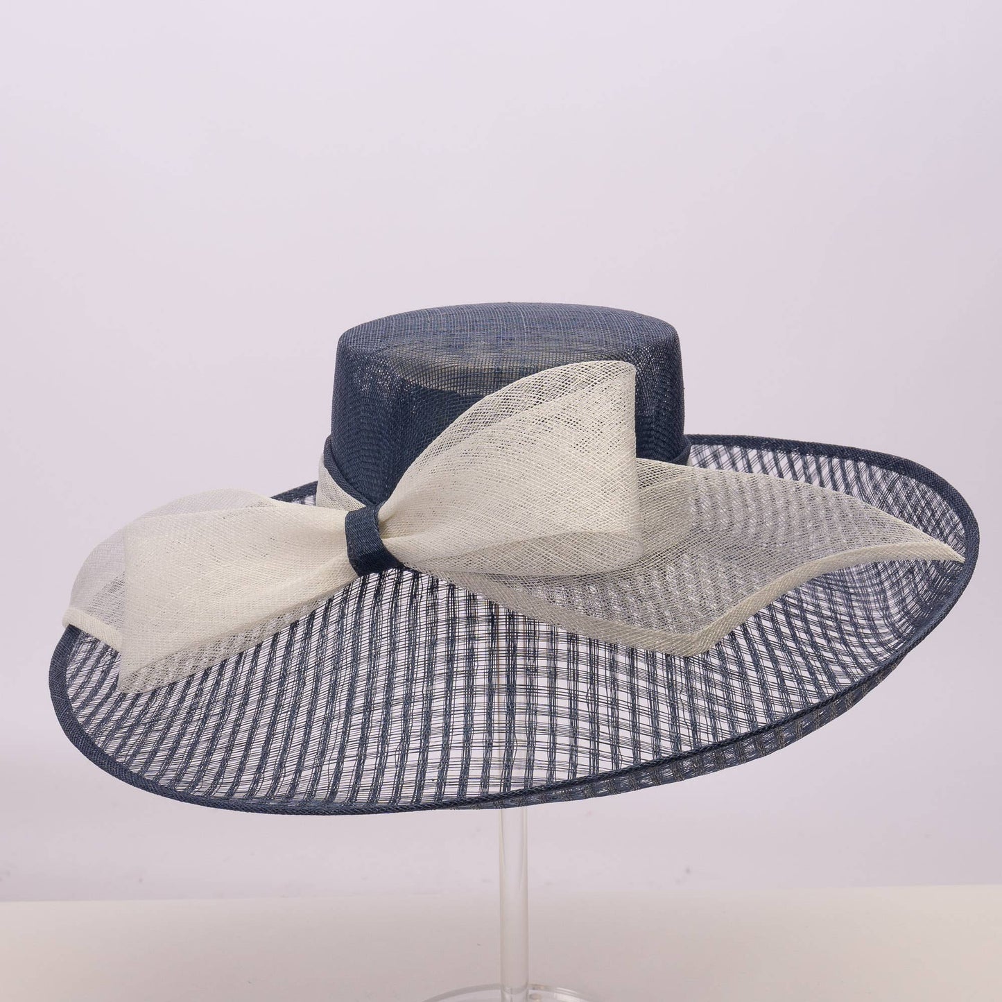 124010 | Sinamay base w/sinamay bow on the brim of the hat