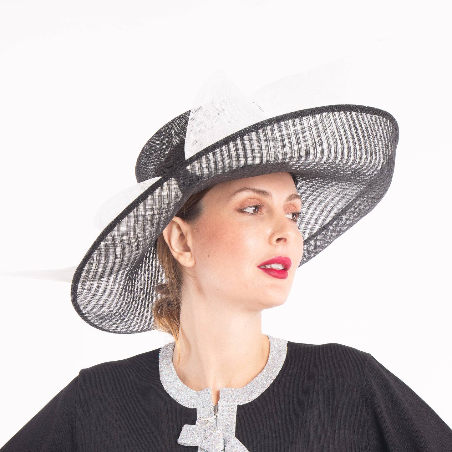 124010 | Sinamay base w/sinamay bow on the brim of the hat