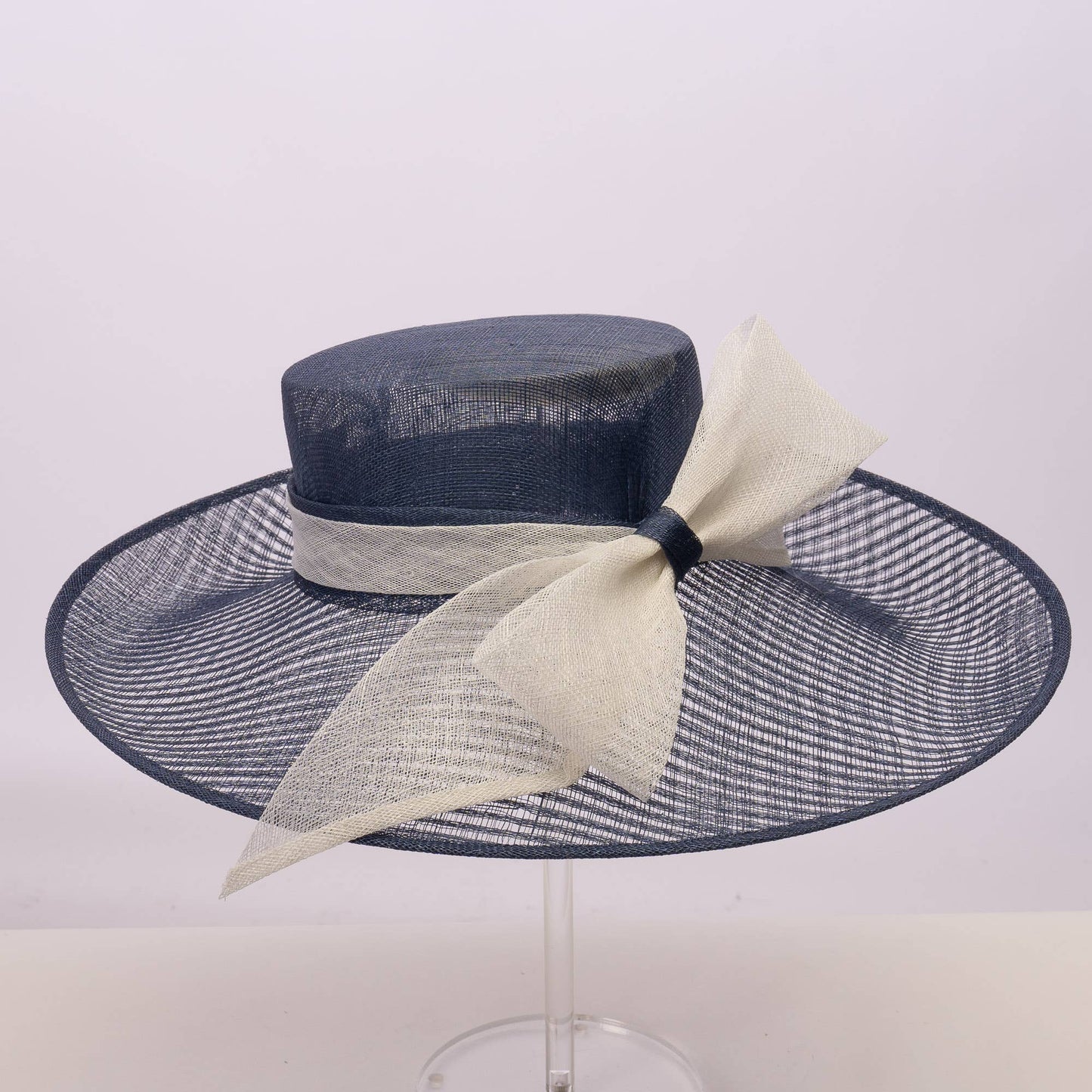 124010 | Sinamay base w/sinamay bow on the brim of the hat